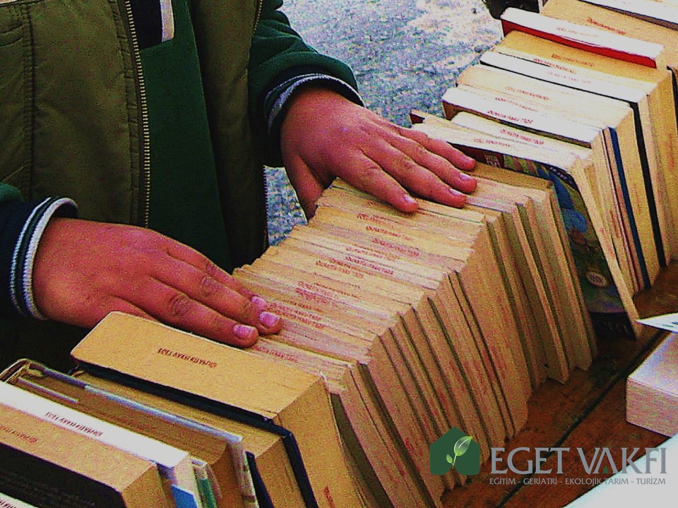 KAPISIZ KİTAPLIKLAR KİTAPLAR CADDELERDE PROJESİ